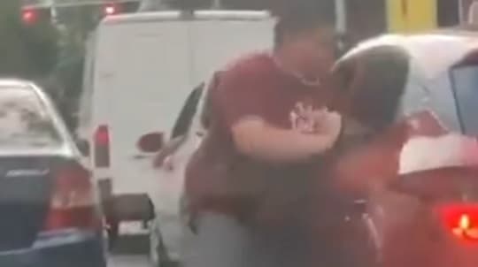 Brutal agresión de un hombre a conductor en plena vía pública
