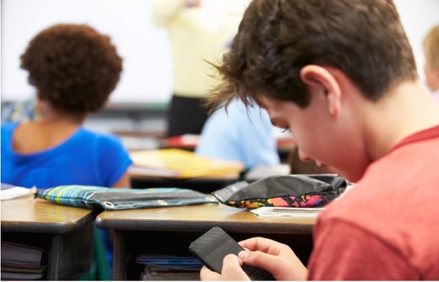 Uso de celulares en aulas no beneficia a los estudiantes, advierte experto