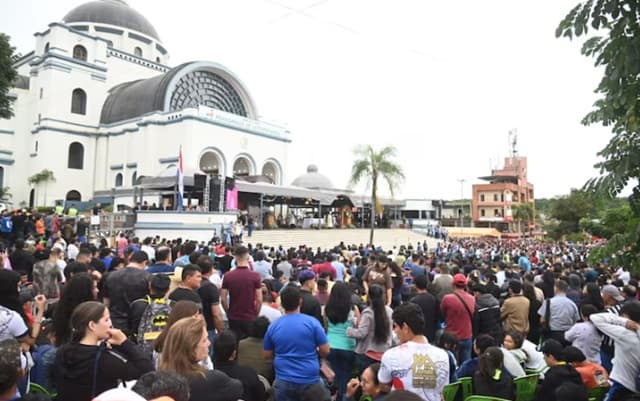 Lluvias no frenan la multitudinaria Misa Central en Caacupé