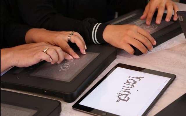 Educación impulsa pantallas táctiles para estudiantes con discapacidad visual