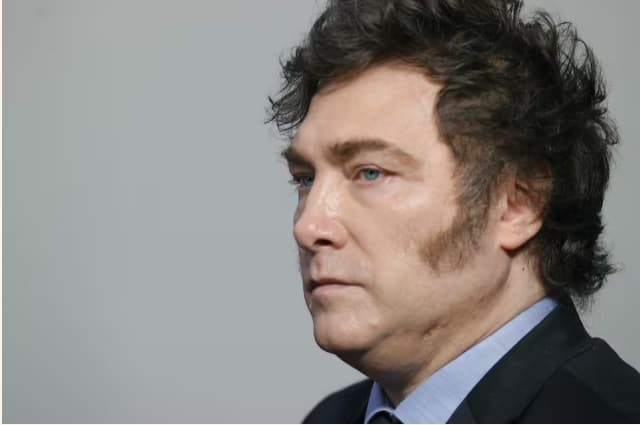 Milei propone cobrar salud y educación universitaria a extranjeros