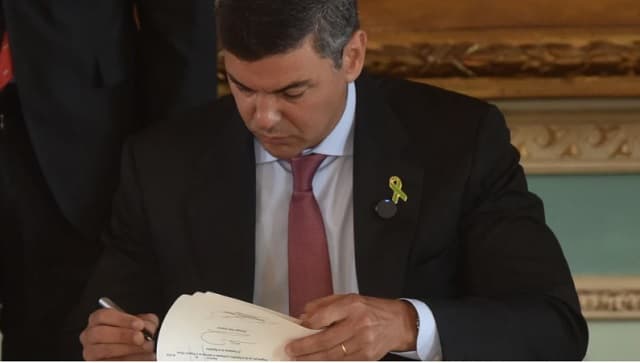 Santiago Peña promulga nueva ley sobre jubilación del IPS