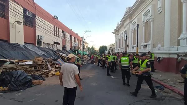 Policía desaloja campamento frente al Indert