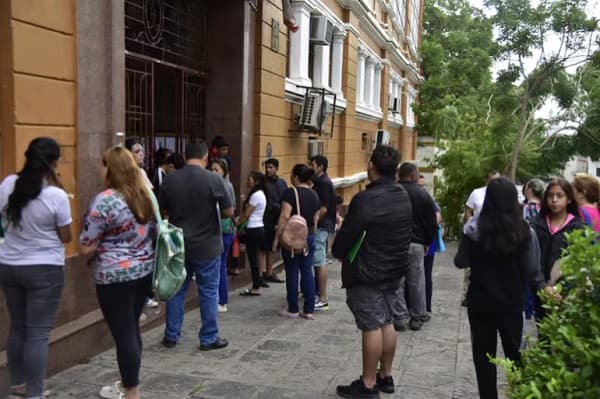 Largas filas para inscripciones escolares en 2025