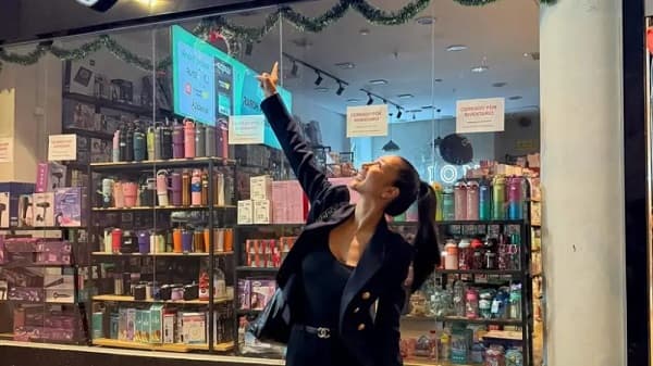 Allanan locales de influencer por cosméticos irregulares