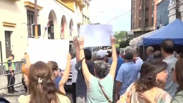 Jubilados municipales protestan por atraso en pagos