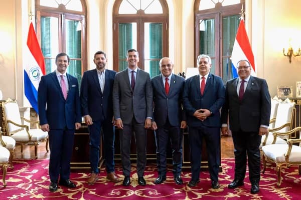 Peña evita pelea entre Ovelar y Riera por aumento parlamentario