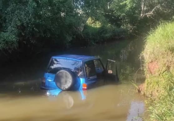 Camioneta cae al arroyo Ytororó tras maniobras peligrosas