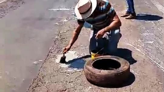 Pobladores reparan ruta ante abandono del MOPC