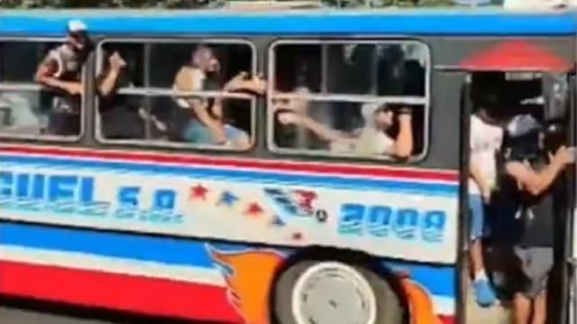 Barrabravas causan caos y accidente en avenida España