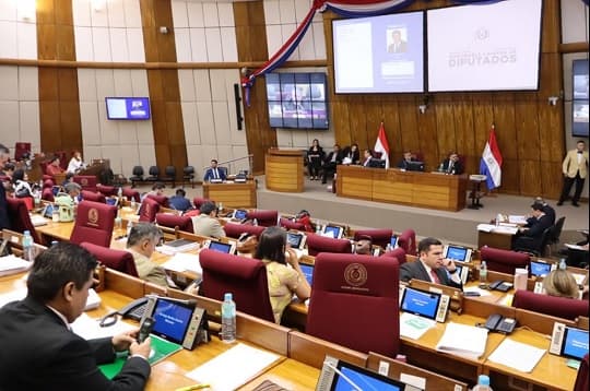 Diputados proponen ley para universalizar contratos escritos en el fútbol paraguayo