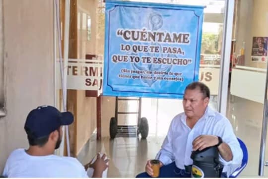 Psicólogo lleva esperanza a plazas con escucha gratuita y solidaria