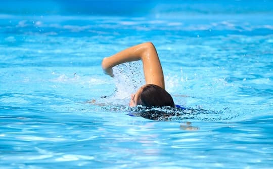 Cómo afectan los químicos de piscinas a la piel y el cabello