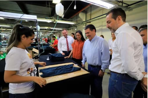 Suspenden licitación de uniformes escolares por USD 6,6 millones