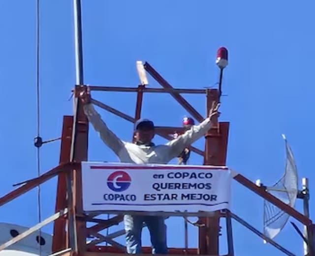 Concepción: funcionario de Copaco sube a torre en reclamo de salario