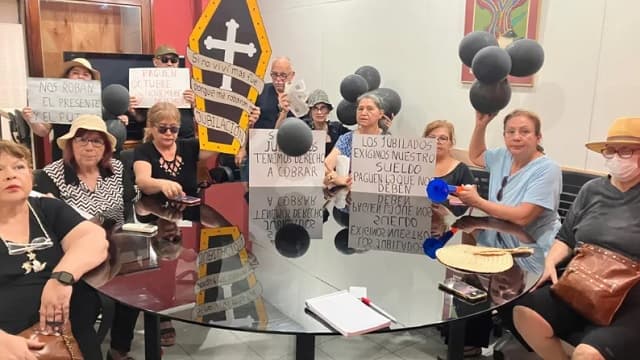 Jubilados municipales marcharon hoy exigiendo pagos atrasados y denuncian irregularidades