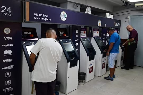 Docentes del MEC y universidades cobran salario hoy