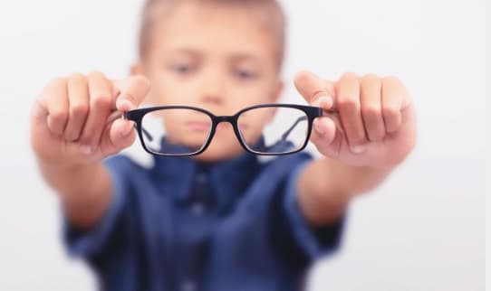 Falta de tiempo al aire libre podría causar miopía en niños, advierten expertos