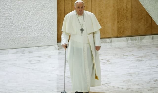 El papa Francisco sufre caída, pero sin fracturas