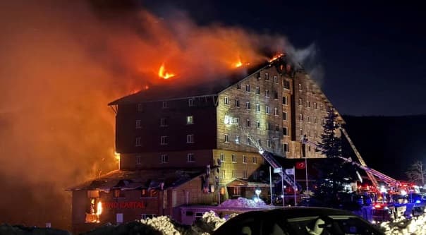 Incendio en hotel de Turquía deja al menos 66 muertos y 51 heridos
