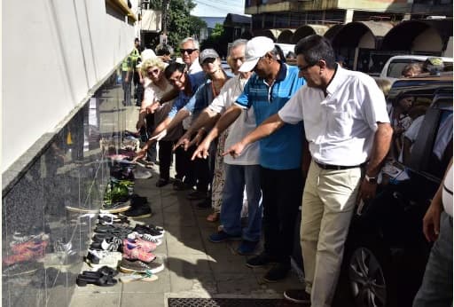 Zapatos vacíos y deudas: jubilados reclaman a Nenecho en protesta por el Día de Reyes