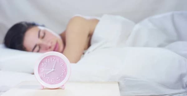 Dormir tarde aumenta riesgo de problemas mentales, según estudio