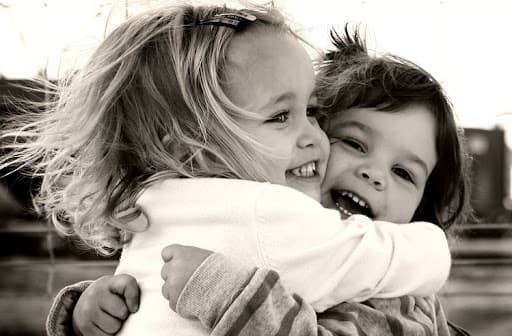 Día del Abrazo: la ciencia detrás de la felicidad y el bienestar