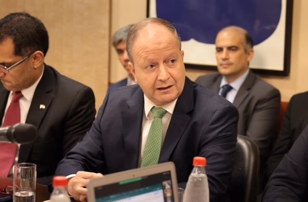 Ministro de Economía insta a Petropar a reducir precios del combustible