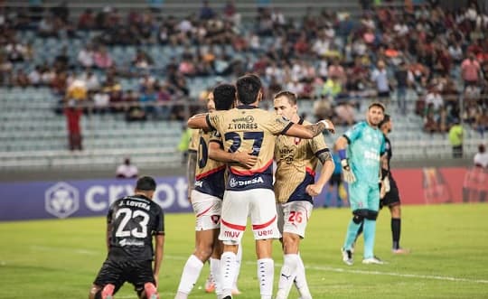 Cerro Porteño busca sellar su clasificación ante Monagas en La Nueva Olla