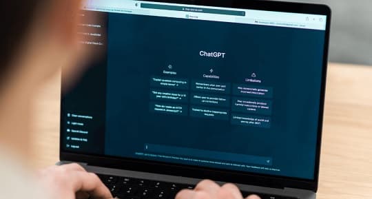 Psicólogos advierten sobre riesgos de consultas con ChatGPT