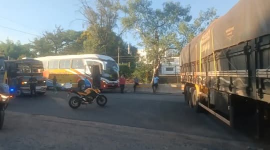 Camión descompuesto bloquea tránsito en la ruta PY02