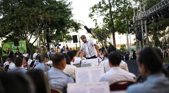 Concierto conmemoró 36 años de democracia en el país