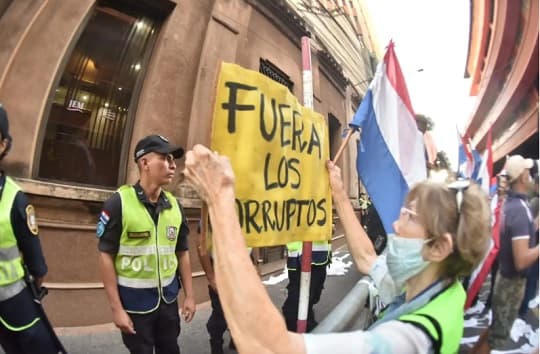 Manifestantes rodearon el JEM en protesta contra la corrupción