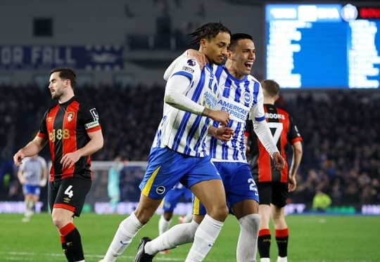 Diego Gómez brilla en su debut como titular con el Brighton