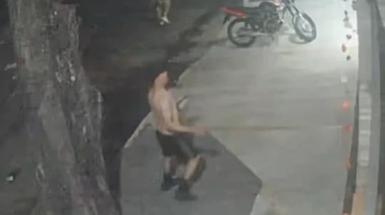 Superclásico deja herido a policía y caos en barrio Sajonia