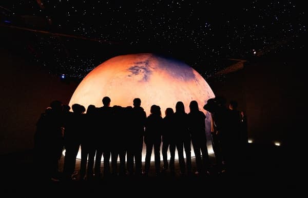 Excursión a las lunas en el MuCi: Un viaje astronómico