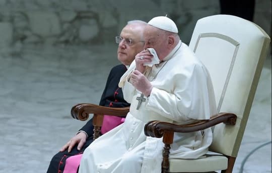 Papa Francisco hospitalizado por bronquitis persistente