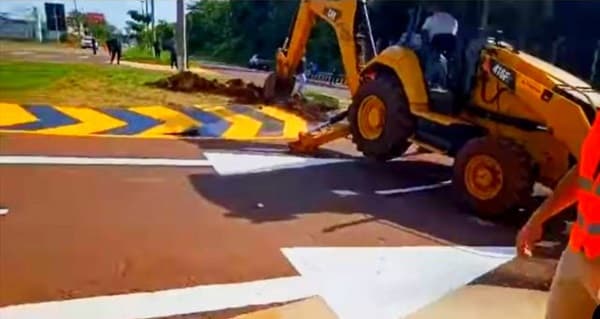 MOPC demolió rotonda ilegal en Salto del Guairá