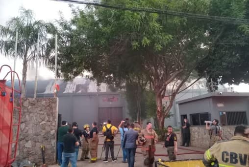 Bomberos combaten incendio de gran magnitud en Fernando de la Mora