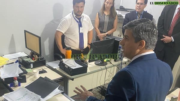 Escándalo judicial: Funcionarios esconden celulares ante fiscalía