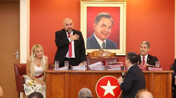 Cartismo aseguraría votos para evitar destitución de Arévalo