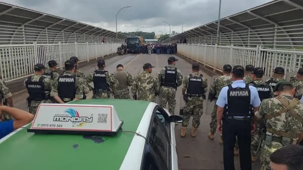 Paseros brasileños paralizan Puente de la Amistad