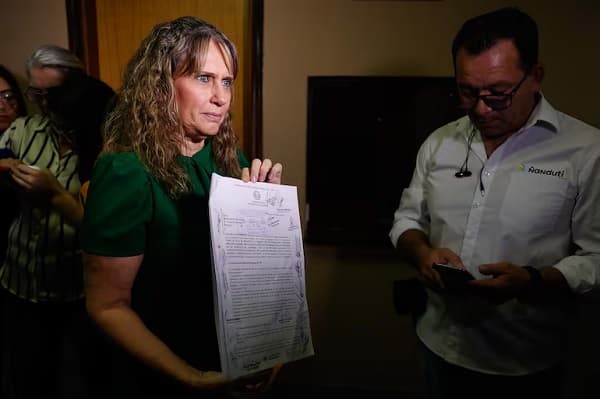 Vallejo denuncia intento de frenar la expulsión de Arévalo