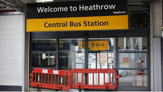 Aeropuerto londinense cierra por incendio y provoca caos aéreo