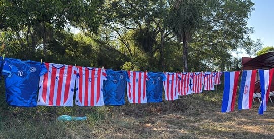 La Albirroja en el corazón: camisetas, banderas y pasión en cada rincón