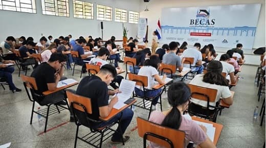 Gobierno garantiza becas de Itaipú a 6.796 jóvenes que pasaron exámenes