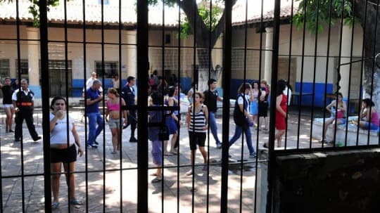 Investigan a guardiacárcel por supuesta relación con reclusa del Buen Pastor