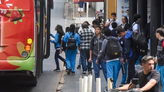 Transporte público: estudiantes reclaman demoras y falta de boletos