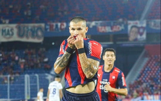 Cerro Porteño vence a Ameliano y mantiene viva su ilusión de alcanzar la cima