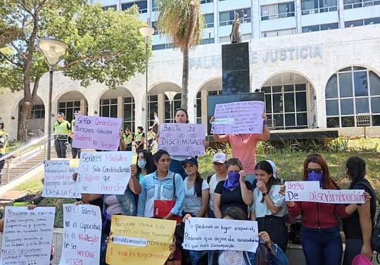 Mujeres protestaron ante el Poder Judicial por exclusión en el Colegio de Policías